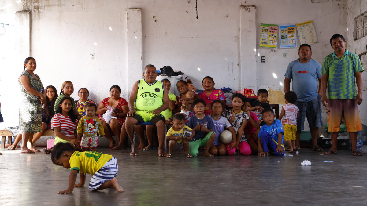 ￼VENEZUELANOS refugiados em Fortaleza ignoram os ataques dos EUA em Caracas. Orlando Moreno (à direita, de azul) ressalta que o foco é sobreviver em Fortaleza