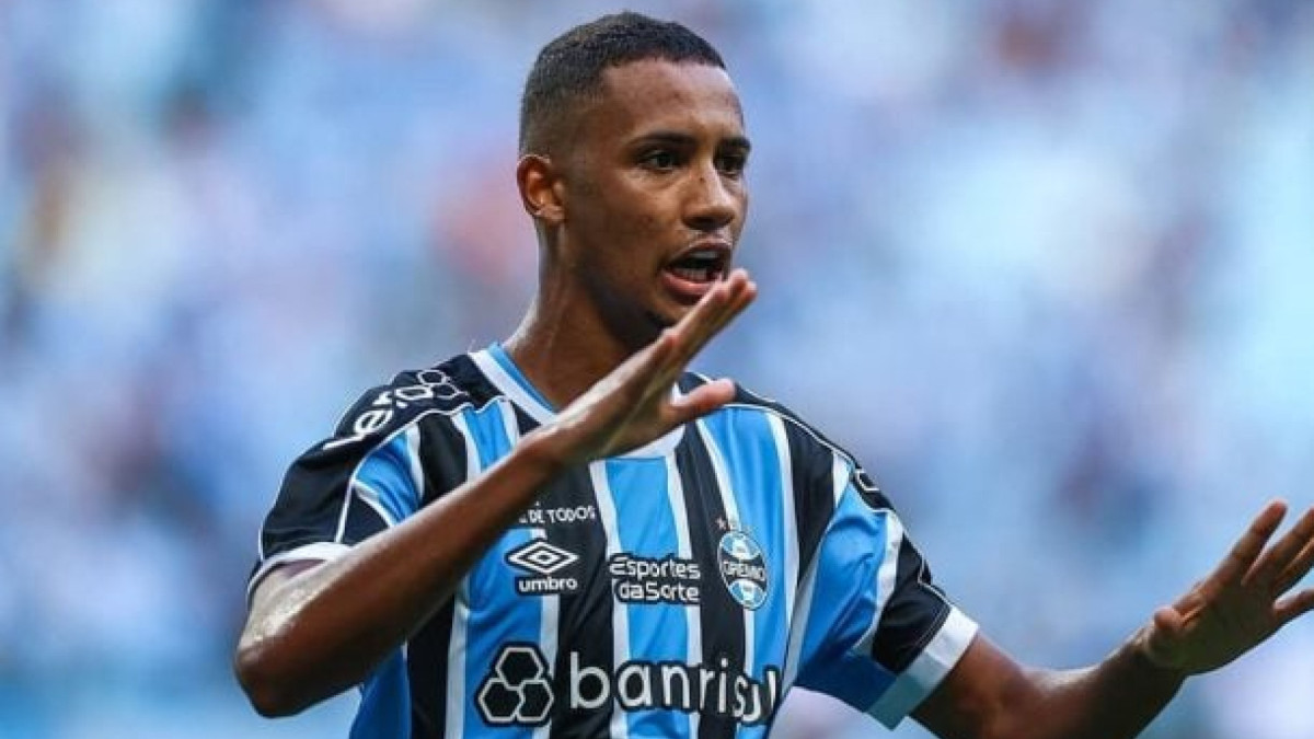 Atacante de 24 anos tem vínculo com o Imortal até o final de 2026, e a direção gremista oferece mais três anos