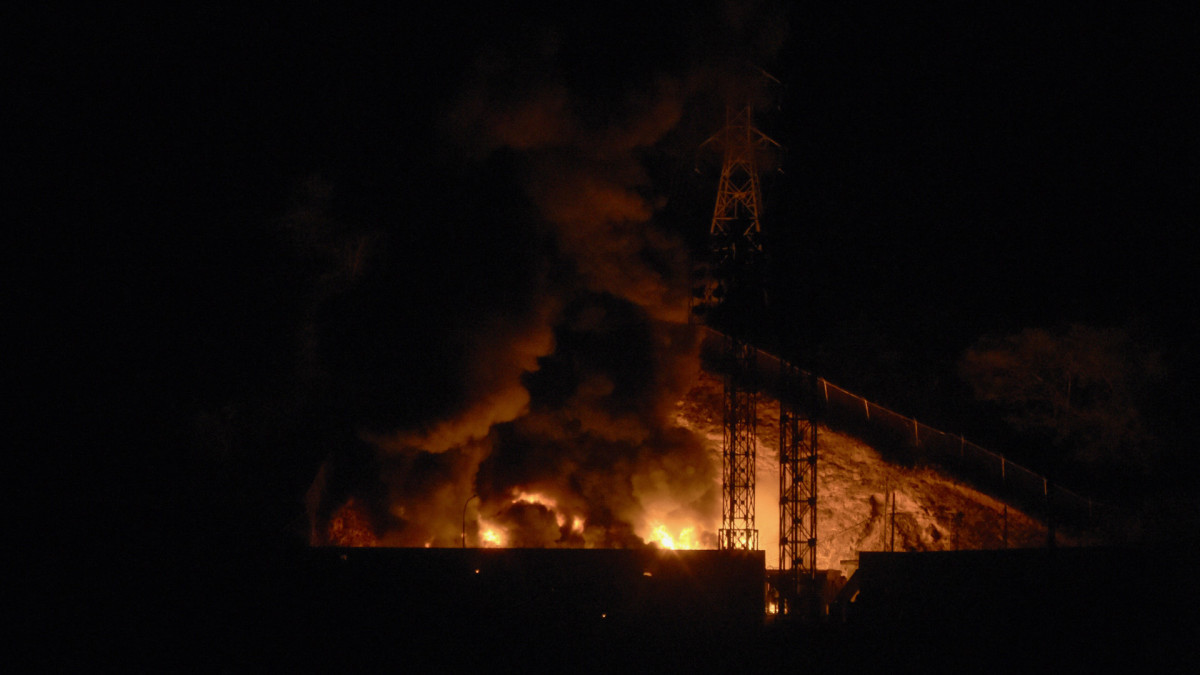 Imagem do incêndio em Fuerte Tiuna, o maior complexo militar da Venezuela, após uma série de explosões em Caracas. Explosões, acompanhadas por sons semelhantes a sobrevoos de aeronaves, foram ouvidas em Caracas por volta das 2h da manhã de 3 de janeiro, relatou um jornalista da AFP.