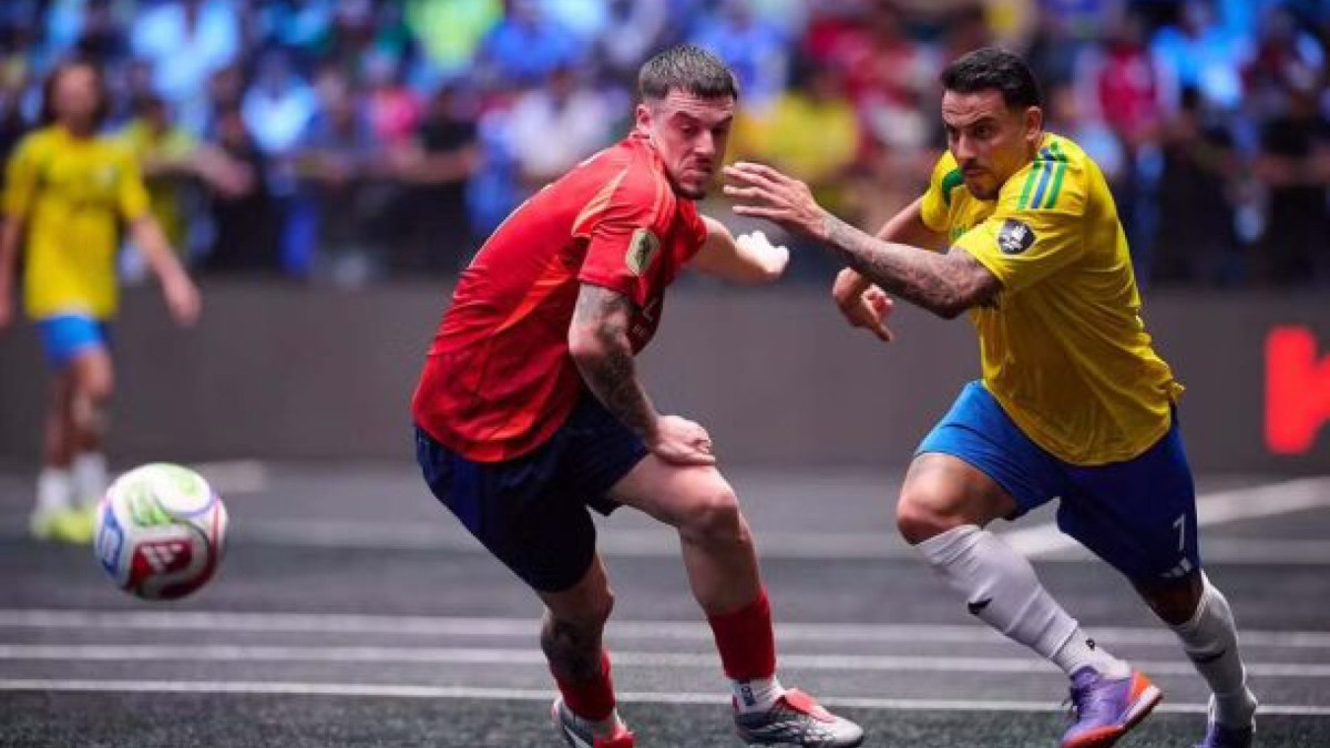 Atual campeã, seleção brasileira perde por 7 a 3 e começa com revés a competição. Kelvin Oliveira marcou três vezes