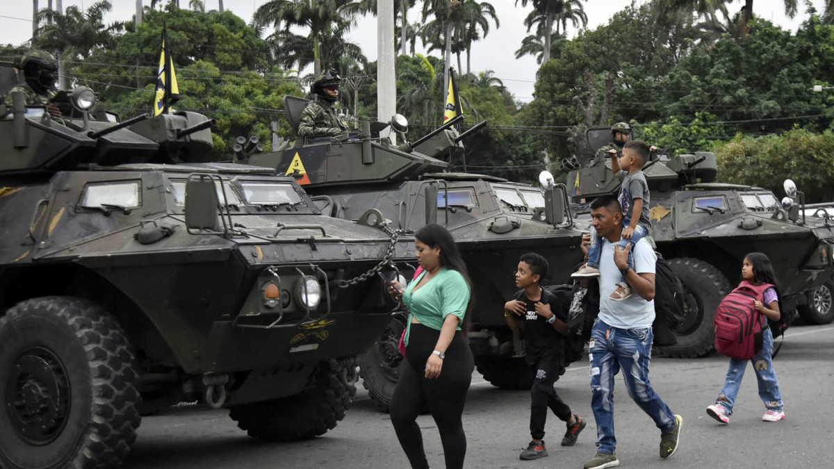 Soldados colombianos destacados em Cúcuta são vistos em veículos militares na passagem de fronteira com a vizinha Venezuela, em 3 de janeiro de 2026, após as forças americanas capturarem o líder venezuelano Nicolás Maduro depois de lançarem um 