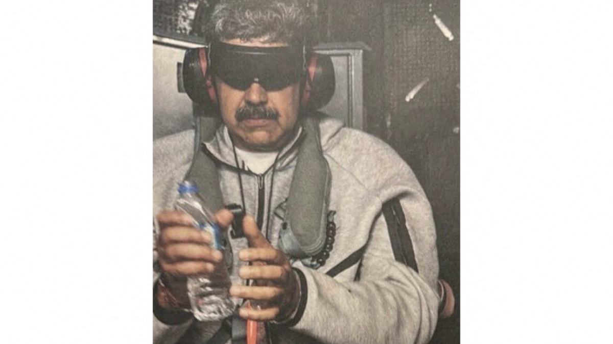 Imagem de Nicolás Maduro a bordo do USS Iwo Jima, após ser capturado pelos EUA. Foto publicada por Trump