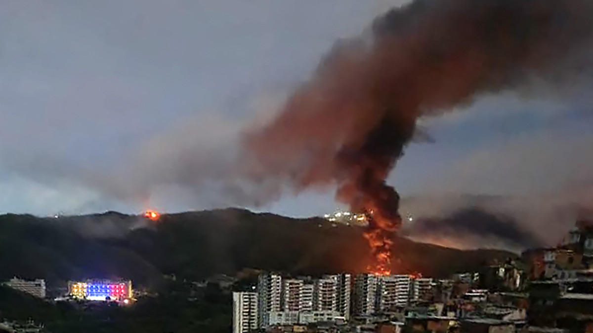 Incêndio em Fuerte Tiuna, o maior complexo militar da Venezuela, após uma série de explosões em Caracas em 3 de janeiro de 2026. Militares dos Estados Unidos estiveram por trás de uma série de ataques contra a capital venezuelana, Caracas