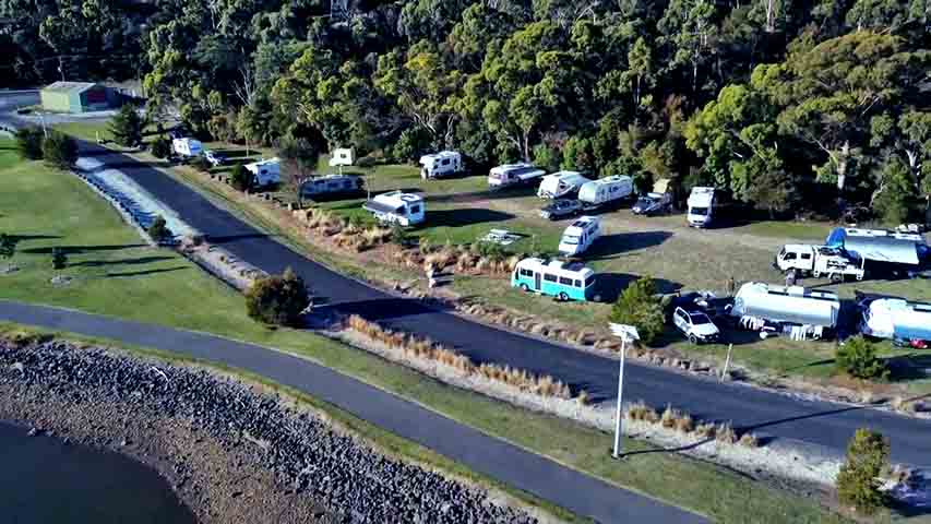 O acesso é fácil e cênico. O aeroporto mais próximo fica em Monterey, a cerca de 15 quilômetros, e a icônica Highway 1 - uma das estradas mais belas dos Estados Unidos - passa próxima ao município. A viagem de carro desde San Francisco dura cerca de duas horas e meia, oferecendo um trajeto de vistas espetaculares do litoral do Pacífico.
