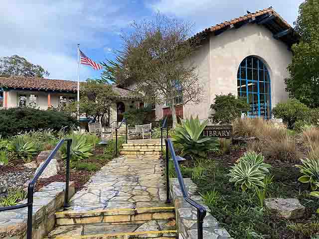 Caminhar pelas pequenas vias de paralelepípedos é uma das experiências mais agradáveis para visitantes e moradores, que podem explorar o centro histórico a pé, sem pressa, entre cafés, livrarias e lojas independentes.
