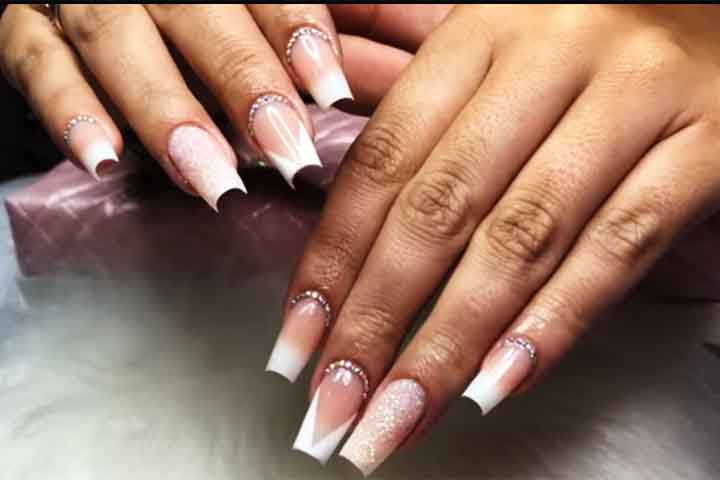 Ele cria uma superfície lisa, facilita a aplicação de esmaltes e garante acabamento uniforme. 
