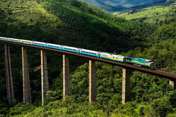 Trata-se do único trem de longa distância em operação diária no Brasil, ligando Belo Horizonte, em Minas Gerais, a Cariacica, na região metropolitana de Vitória, no Espírito Santo. 
