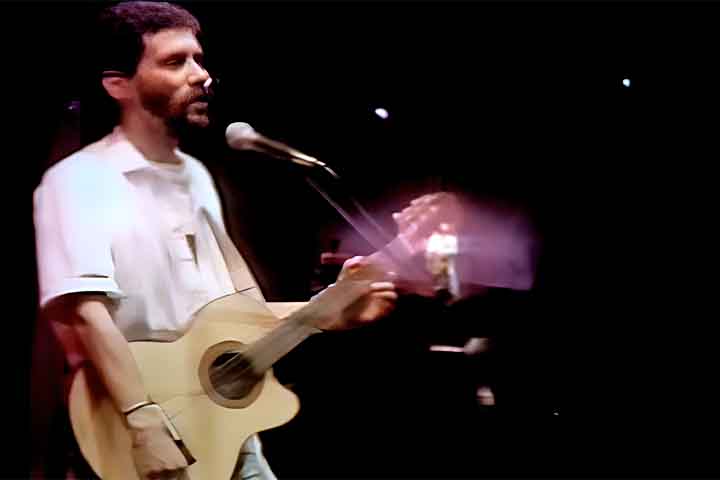 Ele compôs canções mais acessíveis, tanto melódica quanto emocionalmente, que dialogavam com o público em temas como amor, esperança e desejo de mudança, incluindo gêneros como samba e bolero.
