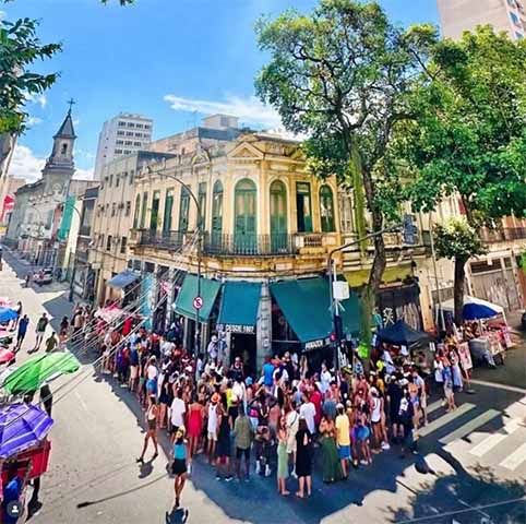 Outrora conhecida por suas lojas de antiguidades e atmosfera boêmia, o local está passando por uma revitalização cheia de estilo”, destaca o texto da publicação. 
