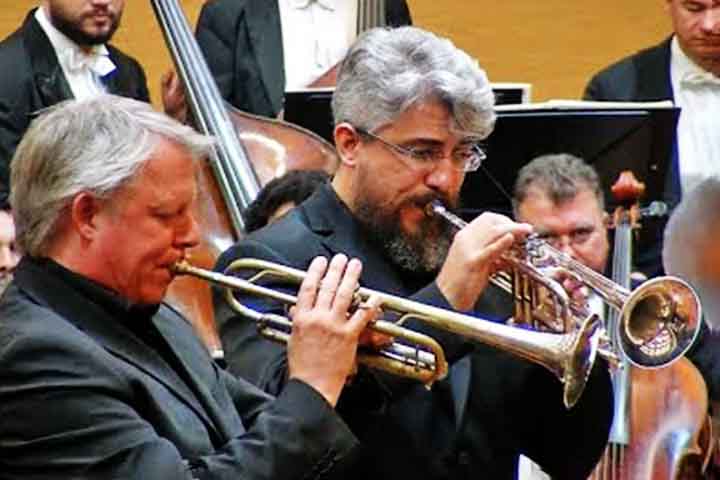 Trompete: Tubo enrolado com som brilhante e penetrante. Usado desde a Antiguidade, foi modernizado no século XIX com válvulas por Heinrich Stölzel na Alemanha. Toca fanfarras, temas heroicos e solos vibrantes.