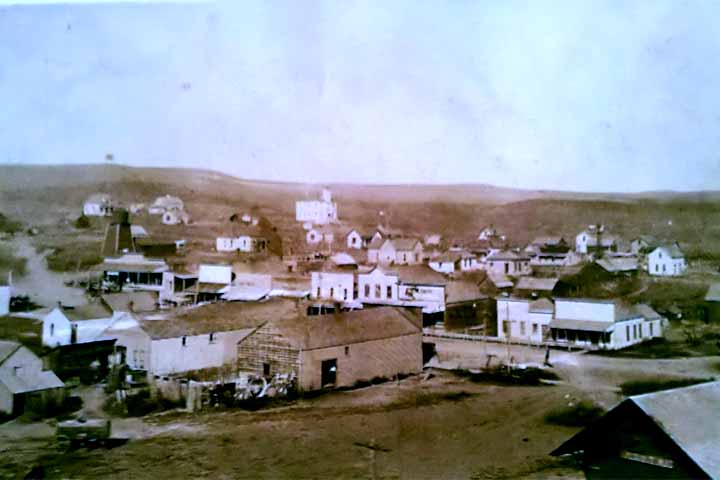 Fundada no início do século 20, Monowi já teve seu auge demográfico com cerca de 120 a 150 moradores nas décadas de 1930, época em que abrigava escola, igreja e diversos comércios. 
