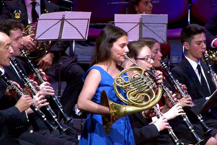 Trompa: Tubo enrolado com som aveludado e poderoso. Evoluiu de instrumentos de caça na França no século XVII, aperfeiçoada com válvulas por Heinrich Stölzel. Liga madeiras e metais, tocando melodias nobres e harmonias profundas.