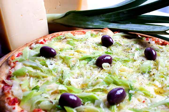 O alho-poró deve ser conservado na geladeira, pois pode estragar em temperatura ambiente. Esse ingrediente também pode aparecer em uma saborosa pizza, pois combina bem com queijo, cebola, entre outros alimentos. 