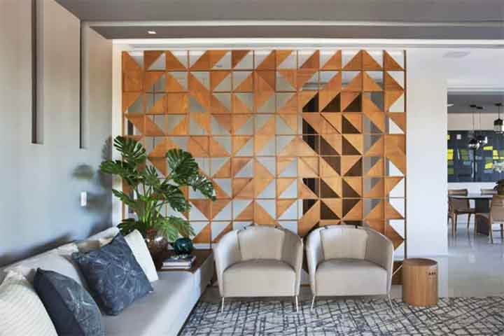 Em construções de clima mais ameno ou nos interiores, é usado como elemento decorativo, divisor de ambientes, brise-soleil e painel de vedação parcial.
