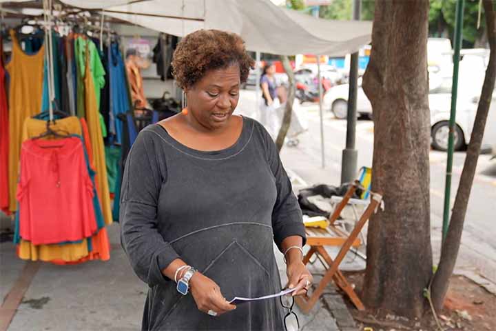 Os eventos adversos observados foram, em sua maioria, leves e temporários, como irritação no local da aplicação, visão turva passageira e dor de cabeça. Nenhum efeito colateral grave foi registrado.
