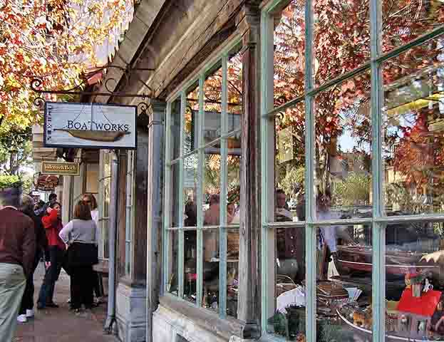 A economia da cidade gira em torno do turismo, da gastronomia e do comércio local. Hotéis boutique, restaurantes de alto padrão e vinícolas da região movimentam a economia durante todo o ano. 
