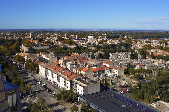 Arles é uma cidade de aproximadamente 52 mil habitantes localizada no sul da França, na região da Provença-Alpes-Costa Azul, às margens do rio Ródano.