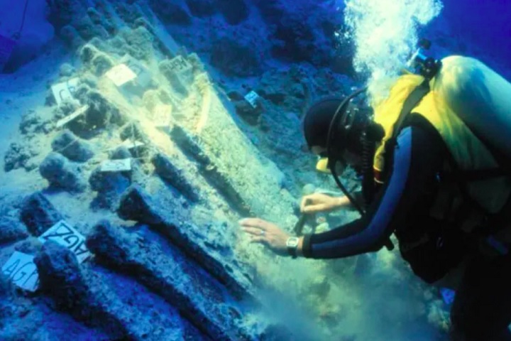 Seu carregamento incluía metais preciosos, joias egípcias, ânforas e madeira de cedro, revelando uma complexa rede de comércio no mundo antigo.