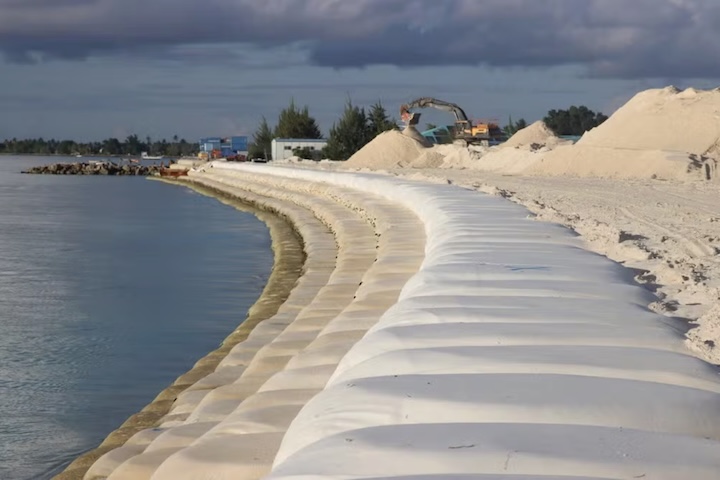 Exemplos incluem a construção de muros de contenção (as seawalls) e o recuo artificial do mar por meio de aterramento para elevar o nível do solo, como feito em Tuvalu.