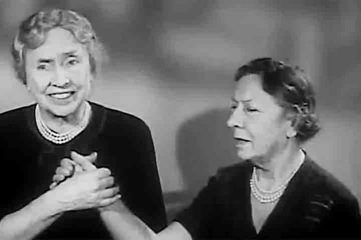 Helen também se envolveu com avanços tecnológicos, como o desenvolvimento de máquinas de escrever adaptadas e iniciativas para aprimorar métodos de alfabetização sensorial. 
