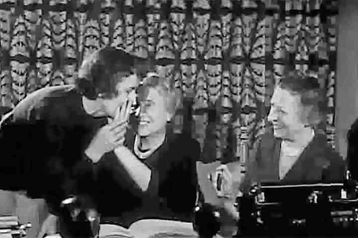 Em 1900, ingressou no Radcliffe College, uma instituição feminina vinculada à Universidade Harvard, acompanhada de Anne Sullivan, que traduzia aulas e textos continuamente para sua mão.