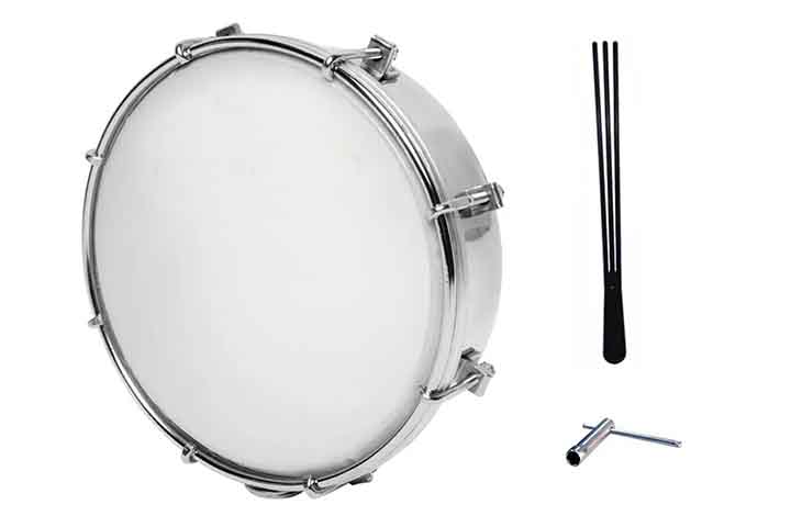 Tamborim: Pequeno tambor de mão com som seco e rítmico. Originado na Ásia e popularizado no Brasil com o samba. Acentua ritmos leves e dançantes na orquestra.
