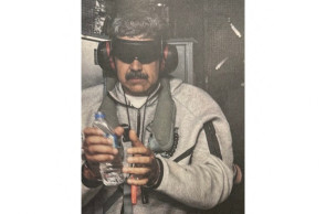 Imagem de Nicolás Maduro a bordo do USS Iwo Jima, após ser capturado pelos EUA. Foto publicada por Trump