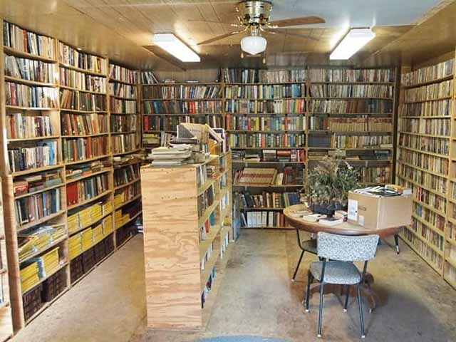 A biblioteca funciona em sistema de confiança: visitantes podem pegar livros registrando seu nome em um caderno e devolver quando quiserem.
