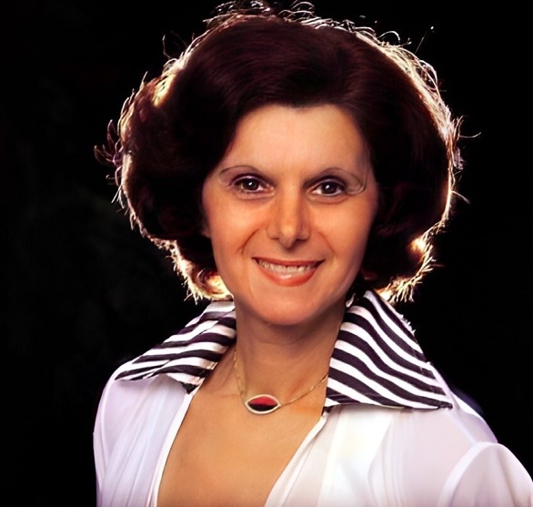 Nascida em 25 de abril de 1925, em Conquista, no interior de Minas Gerais, Janete Clair começou sua carreira como radialista.