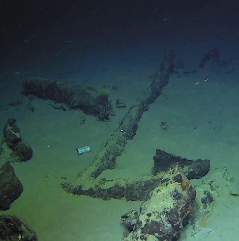 A embarcação foi encontrada acidentalmente em março de 2025, a 2.642 metros de profundidade.