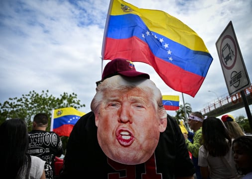 Donald Trump afirmou no s&aacute;bado que as for&ccedil;as americanas capturaram o l&iacute;der da Venezuela, Nicol&aacute;s Maduro, ap&oacute;s bombardear a capital Caracas e outras cidades