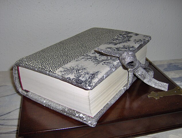 O maior capítulo é o Salmo 119, com 176 versículos, enquanto o menor é o Salmo 117, com apenas dois versículos. O Antigo Testamento tem 929 capítulos, e o Novo Testamento tem 260.