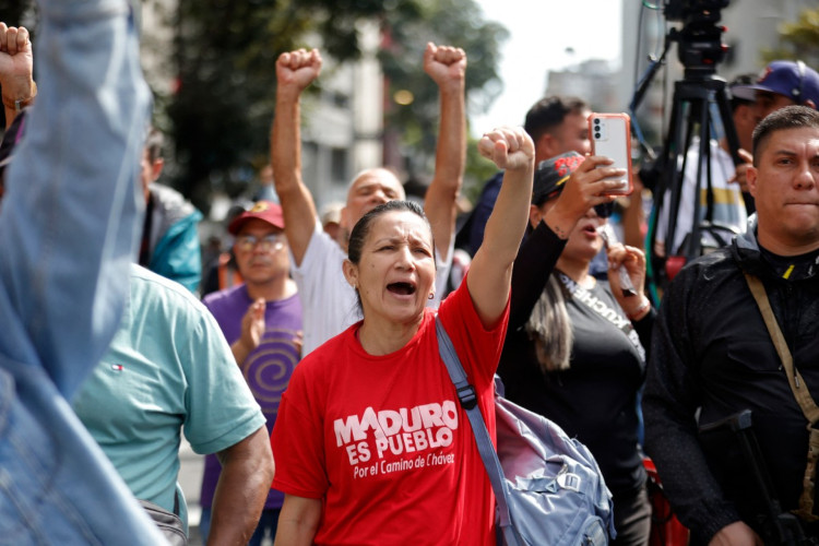Manifestantes em Caracas em apoio a Maduro: "Pelo caminho de Ch&aacute;vez"(Foto: PEDRO MATTEY / AFP)