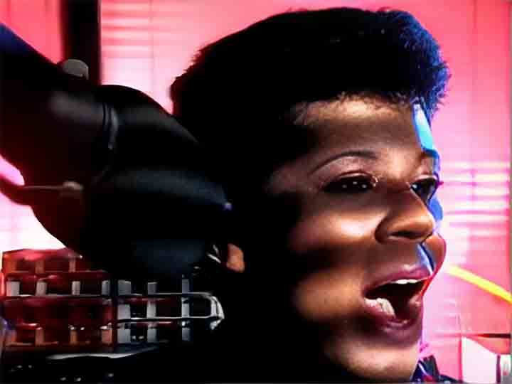 A filha mais velha de Gilberto Gil, Nara Gil fez apenas mais uma participação na televisão após Armação Ilimitada, na minissérie A Madona de Cedro, em 1994. 