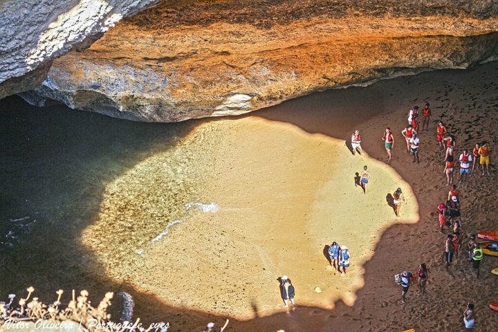 Acessível apenas por mar, Benagil não é 100% subaquática, mas tem uma praia de areia dourada que se tornou muito popular entre visitantes e fotógrafos.