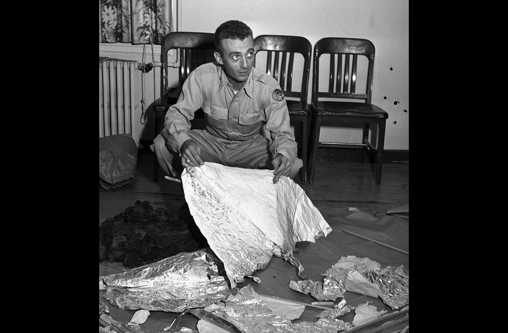 O famoso incidente de Roswell, em 1947, é frequentemente ligado à Área 51. Muitos acreditam que destroços de uma nave alienígena teriam sido levados para a base. O governo afirma que se tratava de um balão militar, mas a versão oficial nunca convenceu totalmente. Essa conexão fortaleceu o mito da Área 51 como depósito de tecnologia extraterrestre.