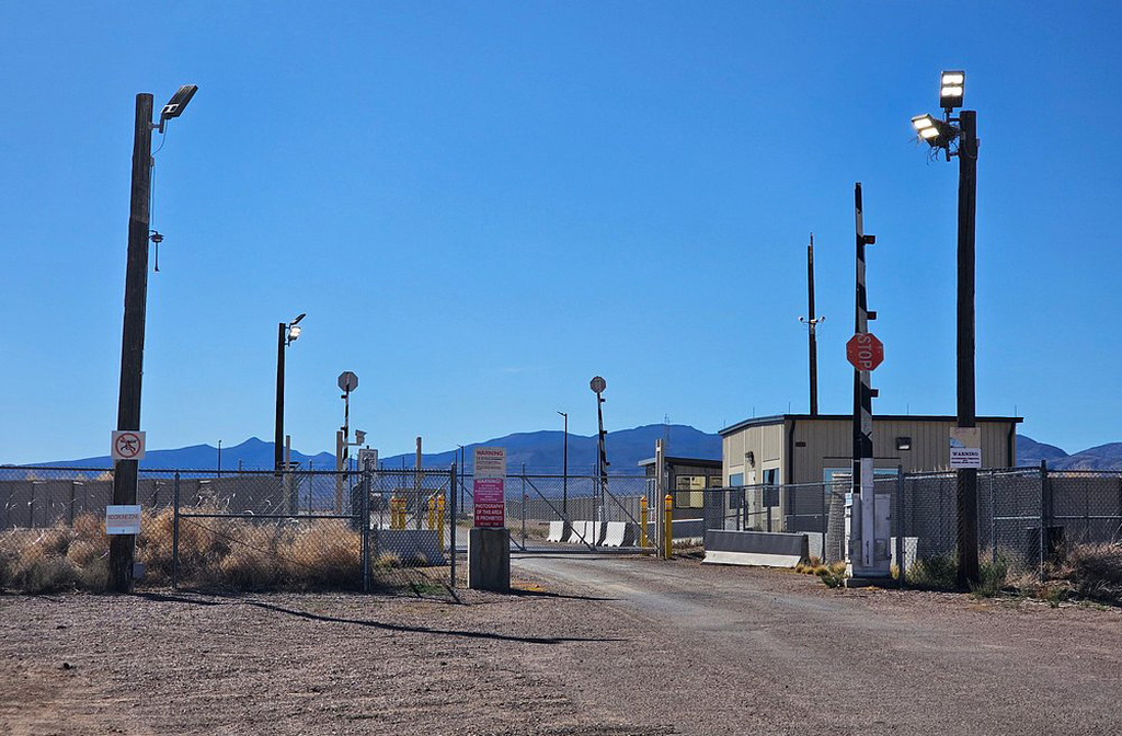 A Área 51, no deserto de Nevada, Estados Unidos, é um dos lugares mais enigmáticos do planeta. Oficialmente, trata-se de instalação militar da Força Aérea, mas sua fama vem das inúmeras teorias que a cercam. Para muitos, é o epicentro de segredos sobre vida extraterrestre e tecnologia avançada. Sua aura secreta desperta curiosidade mundial e alimenta a imaginação popular há décadas.

