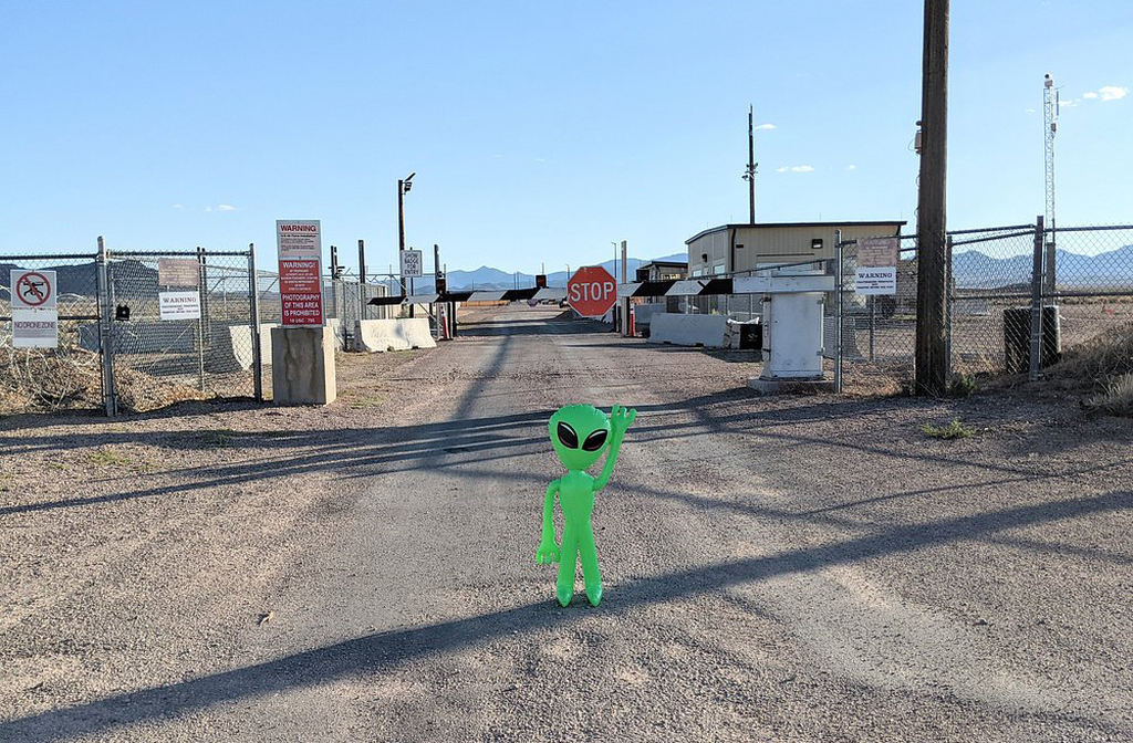 O legado da Área 51 é marcado pelo equilíbrio entre realidade e mito. De um lado, avanços tecnológicos militares concretos; de outro, teorias conspiratórias e alienígenas. Essa dualidade a transformou em ícone cultural e histórico. O mistério continua, e talvez seja justamente isso que a torne tão intrigante e inesquecível.