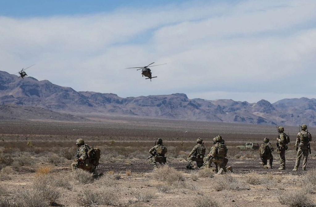 O espaço aéreo sobre a Área 51 proíbe qualquer sobrevoo civil. Funcionários e visitantes, inclusive, precisam de autorização especial para entrar. O perímetro é protegido por guardas armados e câmeras. Essa política rígida alimenta ainda mais as especulações.
