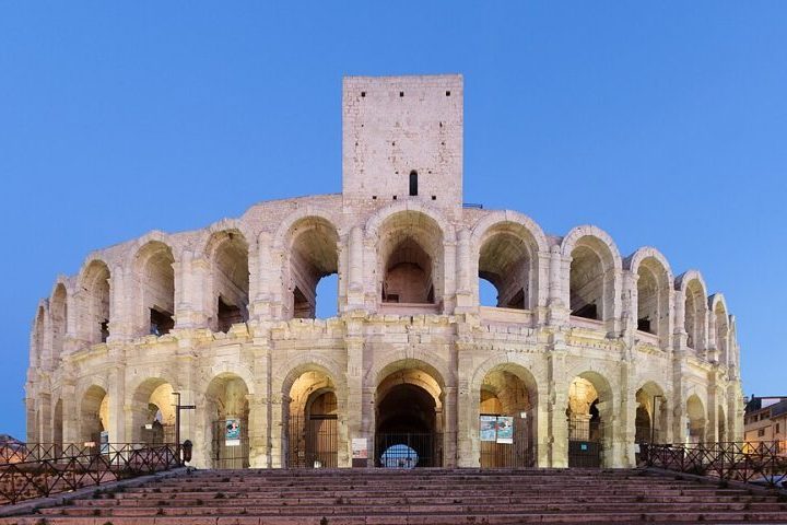 Entre os mais notáveis estão o Anfiteatro Romano, ainda utilizado para eventos culturais e touradas, o Teatro Antigo, as Termas de Constantino e a impressionante necrópole de Alyscamps.