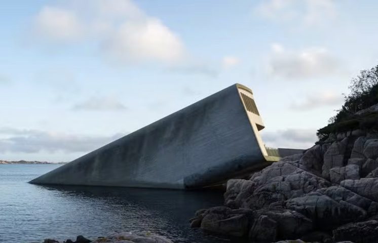 Under (Sørlandet, Noruega): Localizado no sul da Noruega, esse é o primeiro restaurante subaquático da Europa, que também funciona como centro de pesquisa marinha. O edifício, que mergulha em direção ao mar, tem 34 metros de comprimento. 