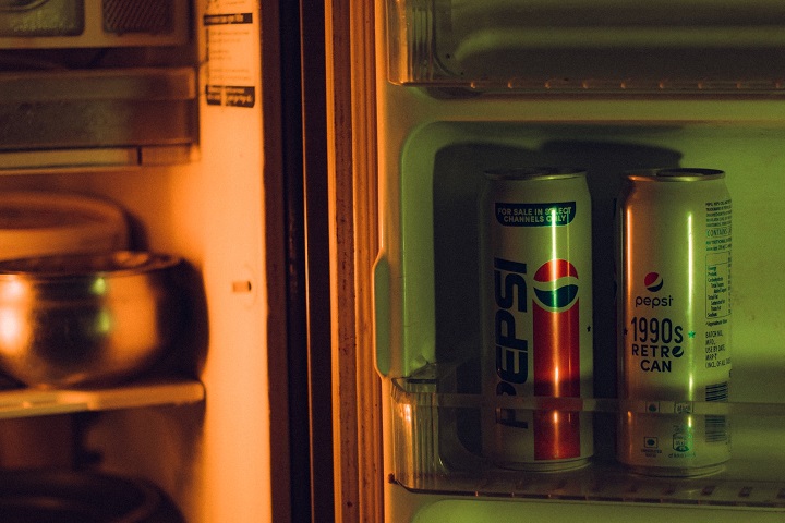 A geladeira estava frequentemente vazia ou cheia de comida estragada, e minha mãe passava cada vez mais tempo em sua grande cama, imersa na leitura da Bíblia, contou.