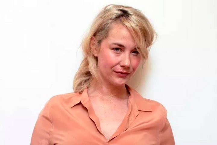 Ela conta que, após o divórcio de Tom Hanks e Samantha Lewes em 1985, Elizabeth e seu irmão Colin viveram com a mãe em Sacramento e viam o pai apenas nos fins de semana e férias.