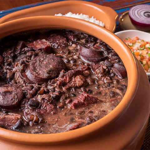Feijoada- Congelamento: Separe carnes e feijão em recipientes distintos - Congelar por até: 2 meses - Descongelamento: Aqueça lentamente no fogão, adicionando água conforme necessário.