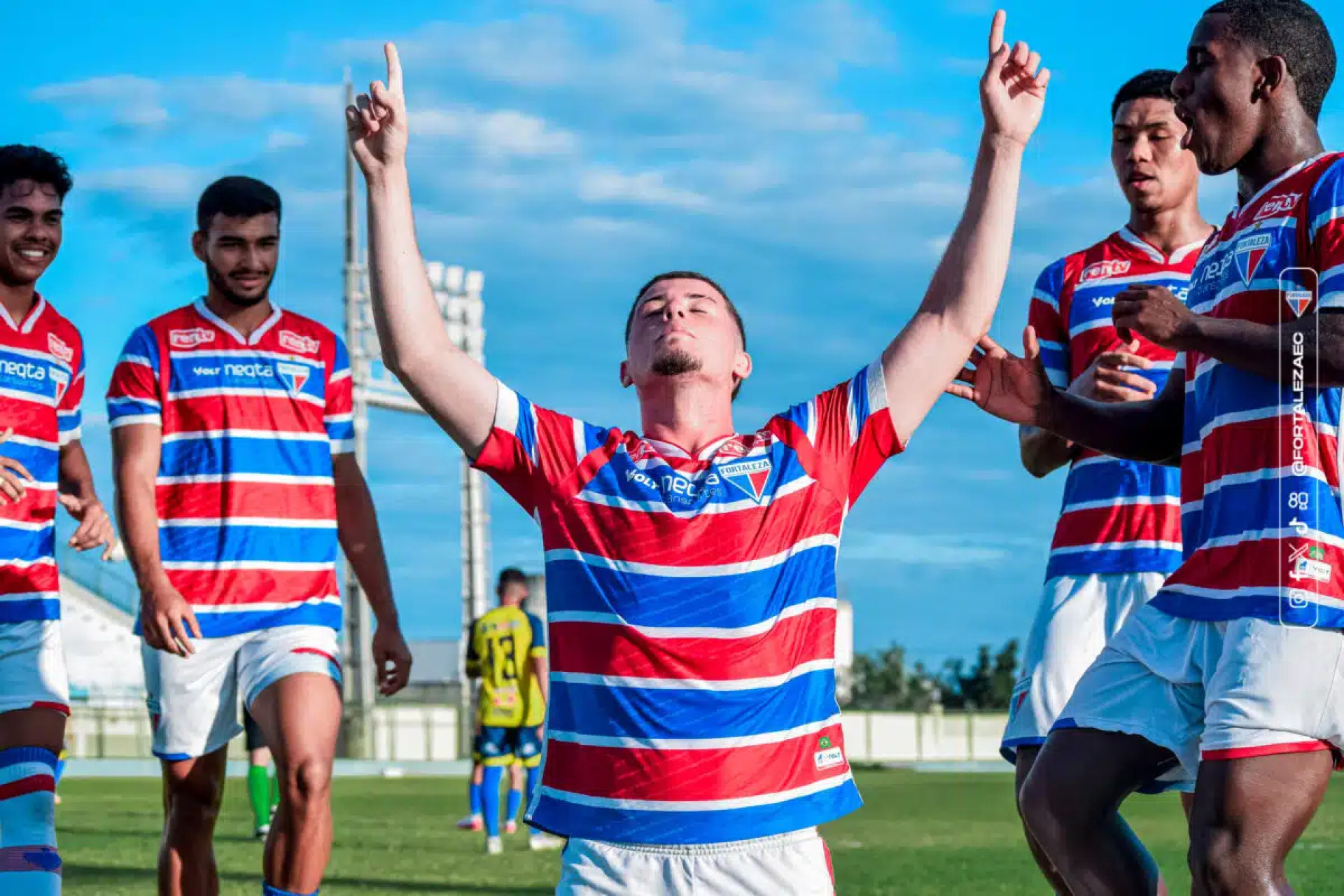 O elenco sub-20 do Fortaleza é o atual bicampeão estadual e vem de boas campanhas em torneios nacionais em 2025 (Foto: João Moura e Felipe Honorato / Fortaleza EC)