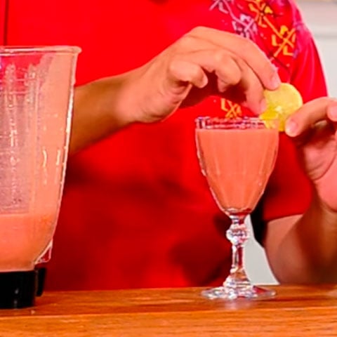 A goiaba é rica em potássio, um mineral que ajuda a regular a pressão arterial e a proteger o coração.  O chá com a casca desta fruta é uma bebida natural rica em antioxidantes e outros nutrientes, que pode trazer diversos benefícios à saúde.