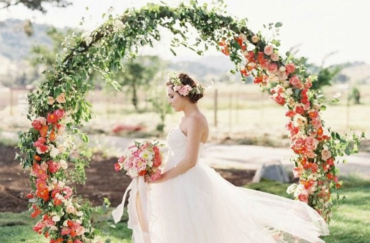 Em casamentos, simbolizam união, fertilidade e prosperidade. Noivas usavam coroas florais como sinal de pureza. As guirlandas decoravam altares e portas, reforçando o clima festivo. Ao ganharem o seu devido reconhecimento, permanecem como elementos tradicionais em cerimônias.