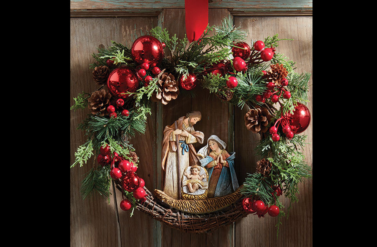 No Natal, guirlandas decoram portas e paredes como sinal de boas-vindas e celebração. Feitas de pinho, azevinho e frutos vermelhos, evocam prosperidade e alegria. O círculo verde simboliza vida eterna, enquanto os adornos dourados e vermelhos remetem à luz e ao amor. 