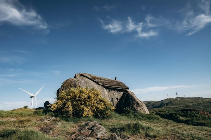Casa do Penedo (Fafe, Portugal): Construída em 1974 entre quatro grandes rochedos, a casa serviu inicialmente como refúgio rural de uma família local. Hoje, é usada apenas pelos proprietários durante as férias. 