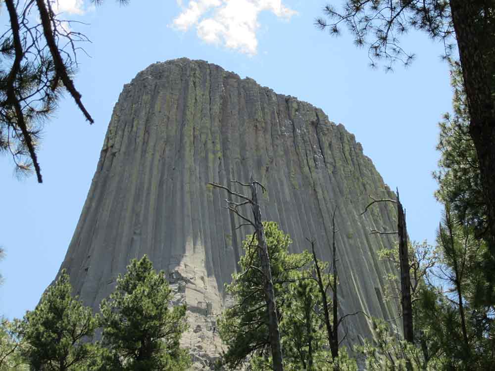 Devils Tower (EUA) – Essa formação geológica em Wyoming tem forma cilíndrica e paredes verticais. Criada por intrusão vulcânica há milhões de anos, é sagrada para tribos indígenas. Popular entre alpinistas, ganhou fama no cinema como cenário de Contatos Imediatos do Terceiro Grau.